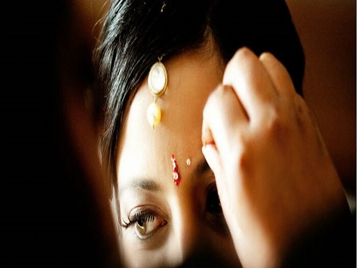 multi-cultural-weddings-indian-bride-gets-ready-8164958